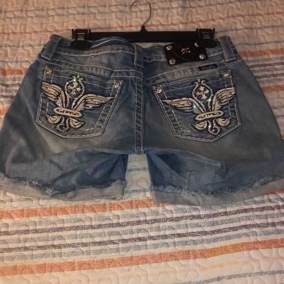 Miss Me Signature Mid-Rise Shorts - Picture 2 of 13
